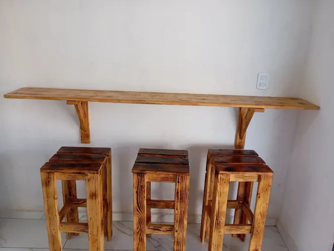 Balcão com banquetas de palete