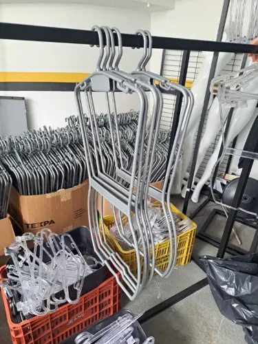 cabide de corpo para roupas Leia o anuncio