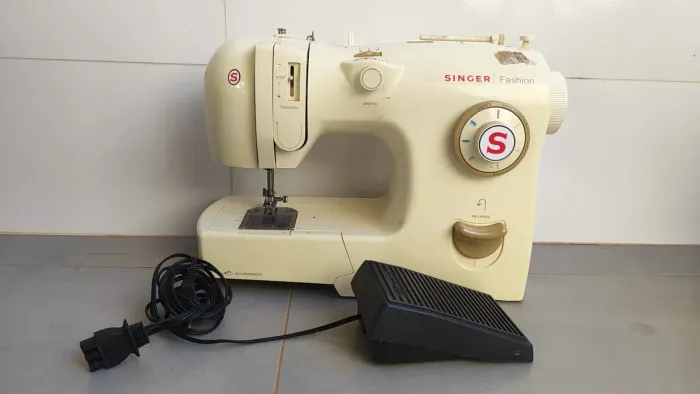 Máquina de costura elétrica