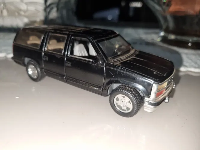 Carrinho Miniatura 1993 Chevy Suburban Kinsfun Escala 1:36