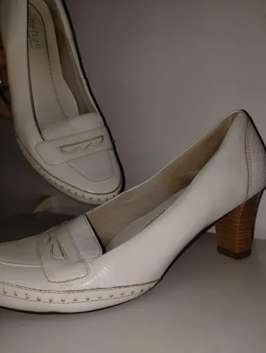 Sapato branco.