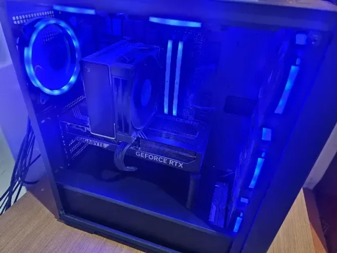 PC GAMER ASUS TUF GAMING B650M-PLUS 32GB RAM 6200MHZ 1TB SSD M2 RYZEN 7 9800X3D + RTX 5070