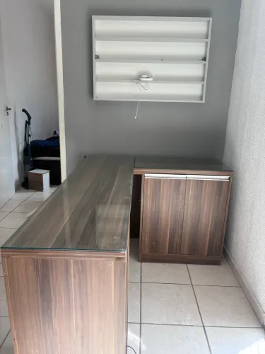 Mesa para Nail design com com armários imbuídos
