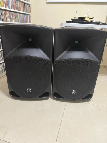 Par de Caixas Ativas Mackie Thump TH15A 220V