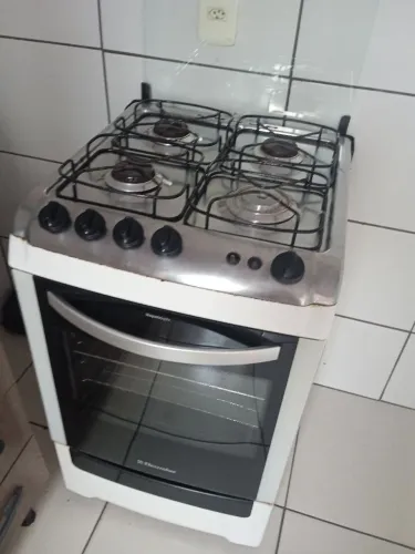 Fogão funcionando as 4 bocas mas precisa trocar três tampinha vc interessado chamar aqui