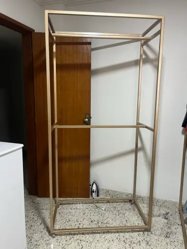 Arara Expositora de Roupas em Metal - Design Moderno