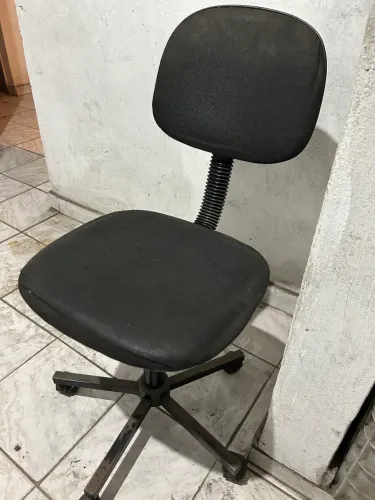 Cadeira de escritório giratória preta