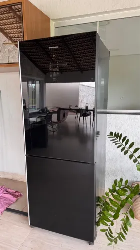 Geladeira Panasonic Frost Free Preta com Design Espelhado - Moderna e Econômica!