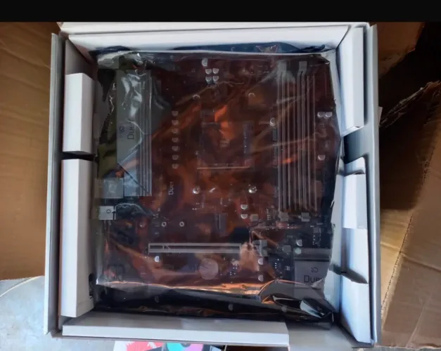 Combo Kit Gamer Semi-Novo: Placa-Mãe B550 + Gabinete Branco + Water Cooler + Cooler AMD