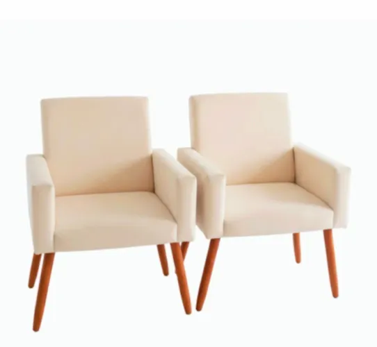 Poltronas acolchoadas com os pés de madeira 