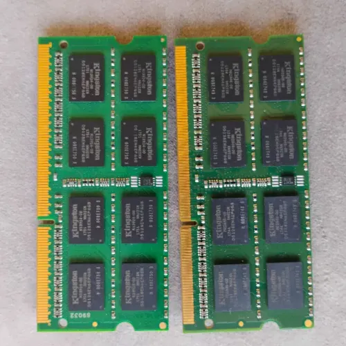 2 pentes de memória DDR3 SDRAM Kingstom 8GB 1600MHz para notebook (total 16GB)