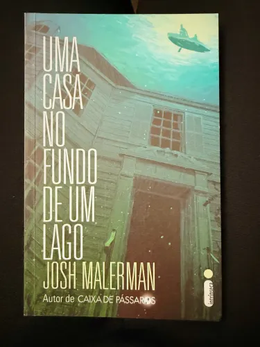Livro Uma casa no fundo de um lago - Josh Malerman