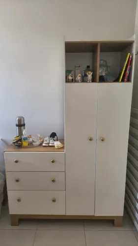 Cômoda com roupeiro para bebê