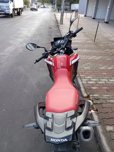 Vendo XRE muita nova
