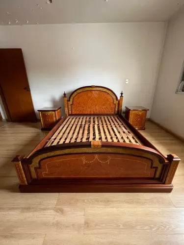 Conjunto de cama, mesas de cabeceira, cômoda e espelho