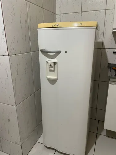 Vende se geladeira 