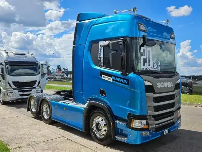 Scania R450 6x2 Ano 2020 Personalizado Blue Fan Farol de teto rodas de alumínio externas