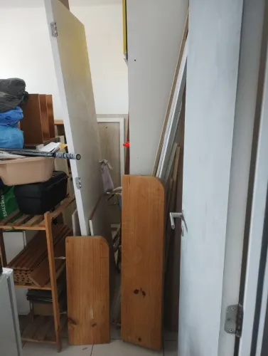 VENDO 2 prateleiras de pinus (1,08 + 0,72) x 0,27 x esp. 4,5 cm e porta semioca 0,75 x 2,1