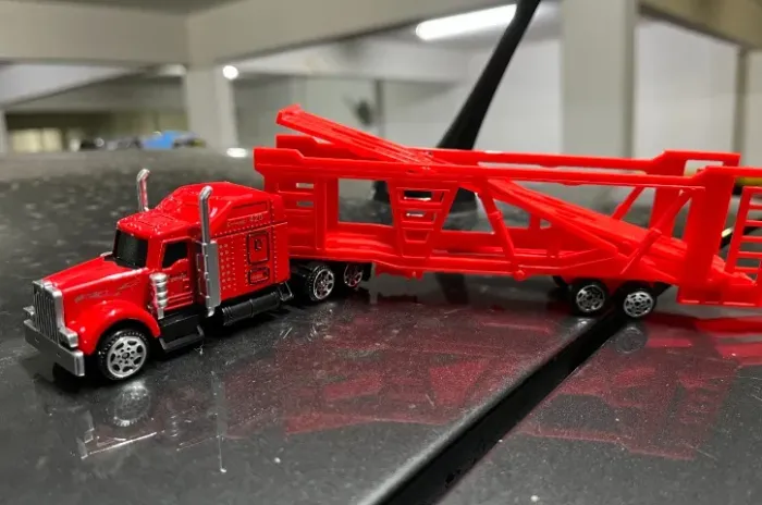 caminhão cegonha transporta carrinhos miniatura 1/64 - cegonheira nova