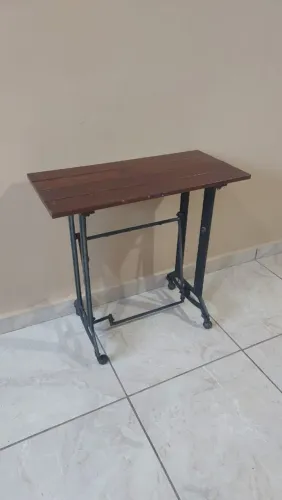 Mesinha com pé de máquina antigo