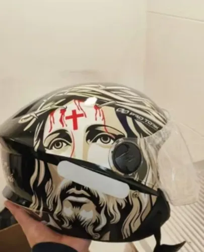 Capacete estilo charmosinho personalizado JESUS CRITO