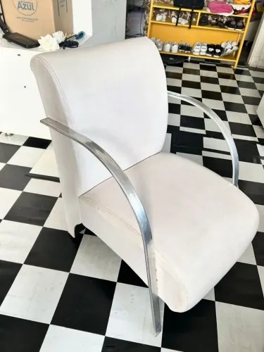 Poltrona de corino branca braço alumínio 
