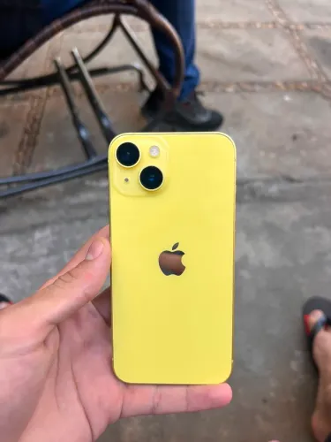 Vendo iPhone 14 com 256gb, e 83% de bateria, sem detalhes