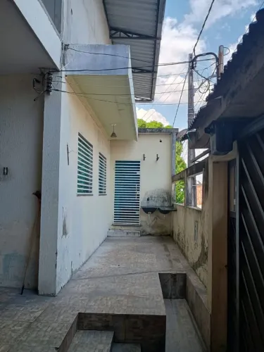 Casa com 3 qtos , 2.andar , garagem , murada