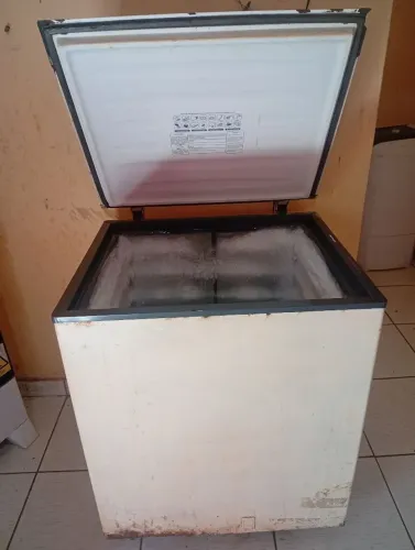 VENDE-SE UM CONGELADOR- FREEZER DE 1 TAMPA