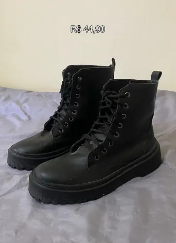 Par de botas pretas tamanho 38