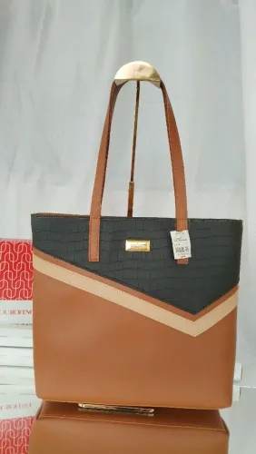 Bolsa Couro Fino no tamanho grande.