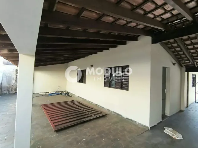 Casa residencial disponível para locação no bairro Santa Mônica.