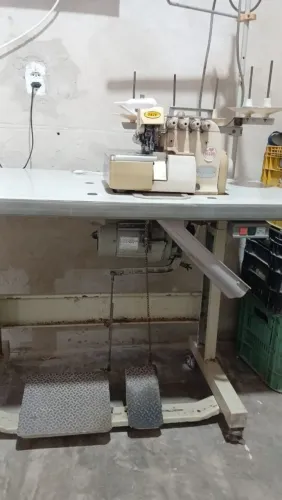 Vende-se máquina de costura