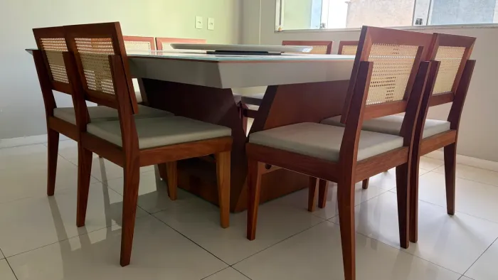 Mesa com 8 cadeiras (1,80x1,80)