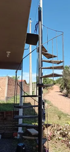 Escada Caracol muito inteira.troco por máquina lavar louca ou ar portatil fundo so pintar.