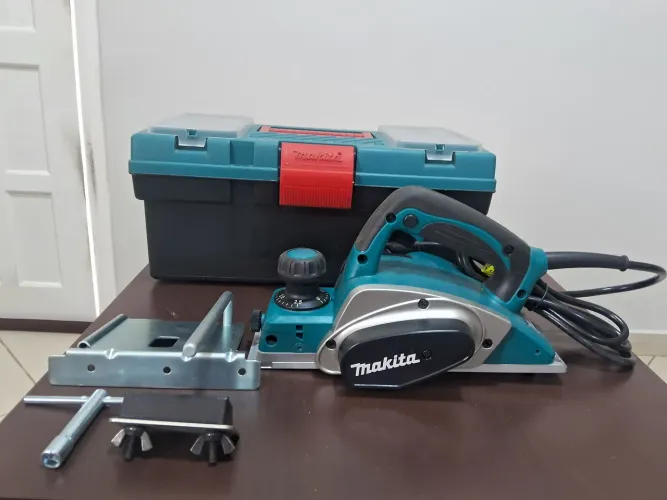 Plaina elétrica makita kP0800 com maleta
