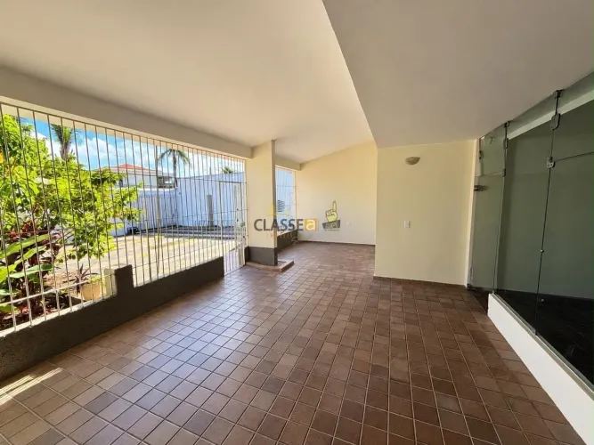 BELÍSSIMA CASA À VENDA | 4 QUARTOS | 5 VAGAS DE GARAGEM | PISCINA PRIVATIVA | CONFORTO E S