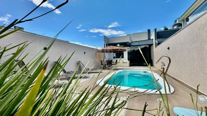 Compre Casa com Piscina à 2 quadras do Mar em -Guaratuba PR