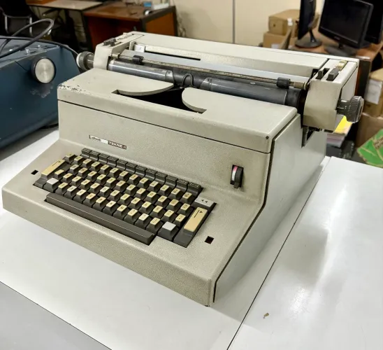 Máquina de escrever Olivetti Tekne 4 elétrica