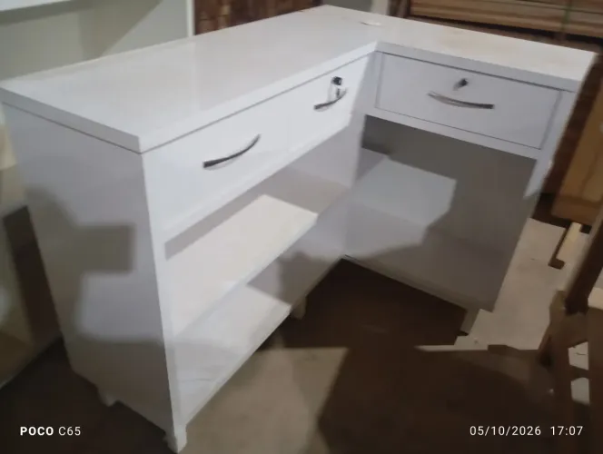 Balcão de MDF Branco laca ! Zerado , tem 1.00x 1.40 x42 x 1.00 top chama $2.000,00