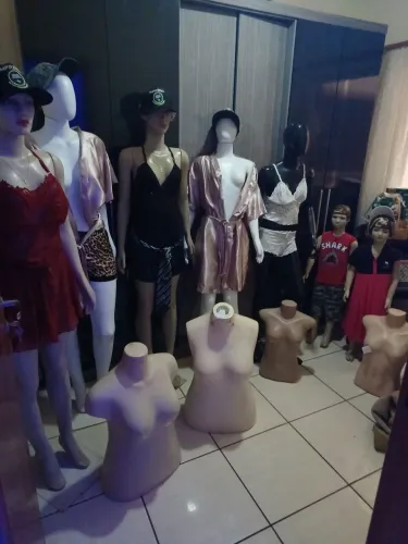  Vendo 8 Manequins semi novos 500 reais WhatsApp 44 9  * ou 44 9  *  falar c