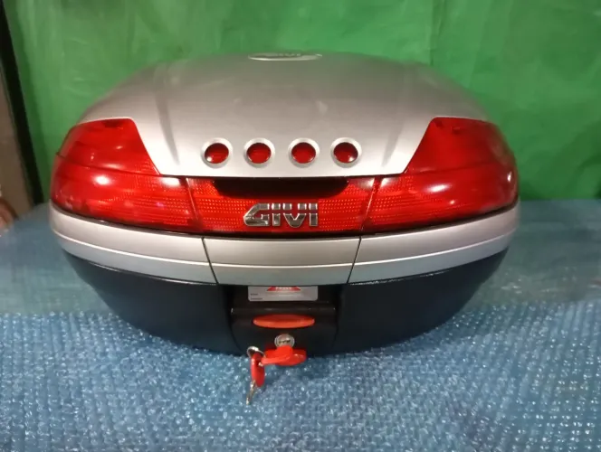 Baú de moto marca givi modelo v47