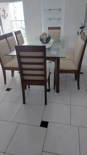 Mesa com 8  cadeiras. 