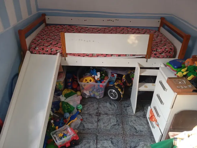 Cama de criança com escorregador 