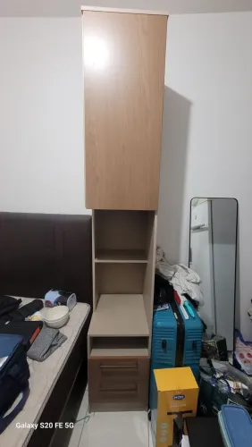 Guarda roupa compacto