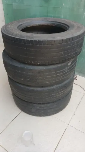 Vendo 4 pneus 215/75/17,5
