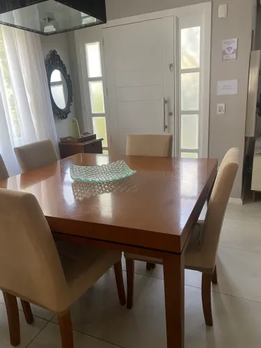 Mesa com 6 cadeiras