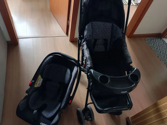 Carrinho com bebê conforto marca Cosco