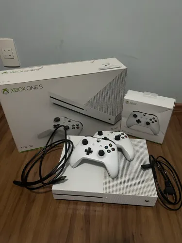 XBOX ONE S - 1TB - 2 CONTROLES - BRANCO