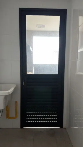 Vendo porta de lavanderia em alumínio preto com vidro, nova, nunca utilizada. 
